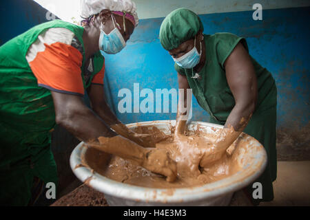 Mitarbeiter arbeiten daran, manuell churn Shea Butter bei einer Fair-Trade-Produktionsstätte in Réo in Burkina Faso. Stockfoto