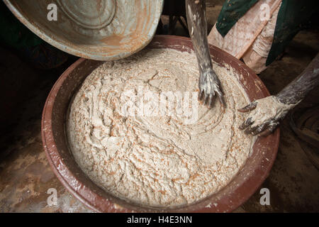 Mitarbeiter arbeiten daran, manuell churn Shea Butter bei einer Fair-Trade-Produktionsstätte in Réo in Burkina Faso. Stockfoto