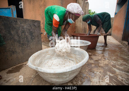 Mitarbeiter arbeiten daran, manuell churn Shea Butter bei einer Fair-Trade-Produktionsstätte in Réo in Burkina Faso. Stockfoto