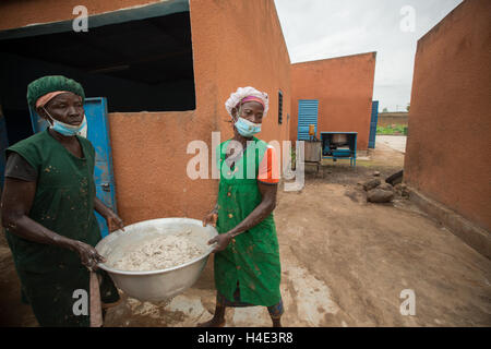 Mitarbeiter arbeiten daran, manuell churn Shea Butter bei einer Fair-Trade-Produktionsstätte in Réo in Burkina Faso. Stockfoto