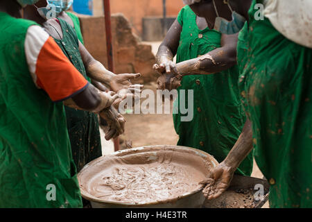 Mitarbeiter arbeiten daran, manuell churn Shea Butter bei einer Fair-Trade-Produktionsstätte in Réo in Burkina Faso. Stockfoto