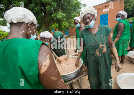 Mitarbeiter arbeiten daran, manuell churn Shea Butter bei einer Fair-Trade-Produktionsstätte in Réo in Burkina Faso. Stockfoto