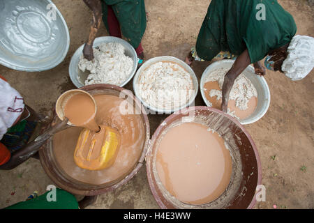 Mitarbeiter arbeiten daran, manuell churn Shea Butter bei einer Fair-Trade-Produktionsstätte in Réo in Burkina Faso. Stockfoto