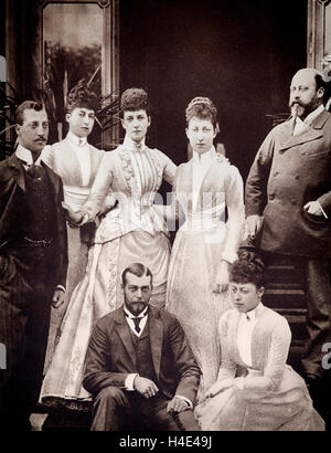 Die königliche Familie im Jahre 1898: von links-rechts: Prinz Albert Victor - Herzog von Clarence; Prinzessin Maud; Prinzessin Victoria Mary - Prinzessin von Wales; Prince George; Prinzessin Victoria und König Edward VII. Stockfoto