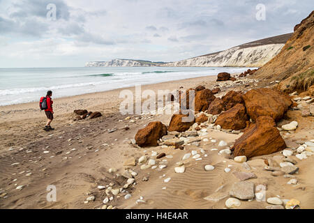 Person zu Fuß am Strand von Compton, Isle Of Wight, Großbritannien Stockfoto