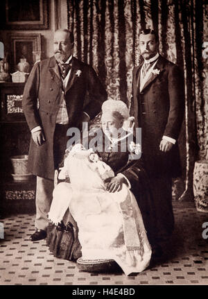 23. Juni 1894, wurde ein Sohn Edward, der Herzog und die Herzogin von York - später Prince Of Wales die King George V mit seinem Vater und Großmutter geboren. Von links - rechts König Edward VII., Königin Victoria, der Duke of York, später König George V Stockfoto