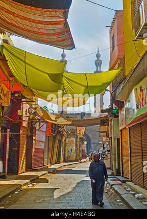 Die Kaufleute von Al-Muizz Straßenmarkt verwenden, bunten Tuch um die Sonnenschirme über die Stände, Kairo Ägypten Stockfoto