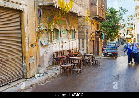 Die alte Straße Teahose in Bab Al Khalq-Bezirk, der Besitzer spritzte Wasser auf der Straße zu halten Staub, Kairo Ägypten Stockfoto