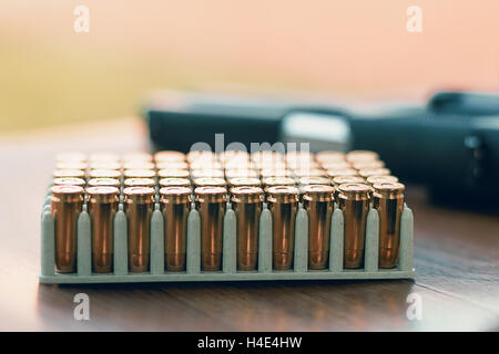 Pistole mit Kugeln. Pistole Box mit neuer Munition. Stockfoto