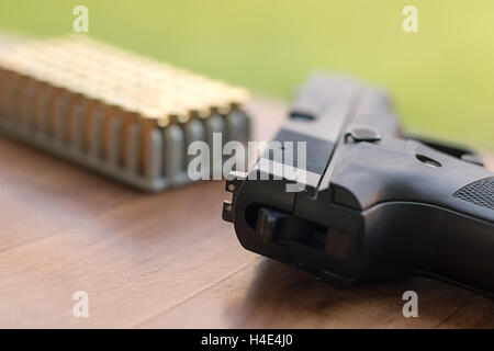 Pistole mit Kugeln. Pistole Box mit neuer Munition. Stockfoto