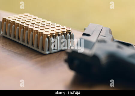 Pistole mit Kugeln. Pistole Box mit neuer Munition. Stockfoto