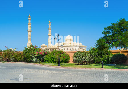 Der Blick auf die Zentralmoschee Hurghada von der Marina, Ägypten. Stockfoto
