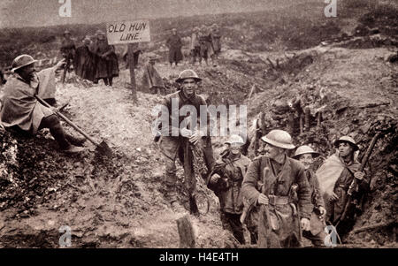 Britische Truppen, die Übernahme von Positionen in der Somme im Frühjahr 1917 von deutschen Truppen geräumt. Stockfoto