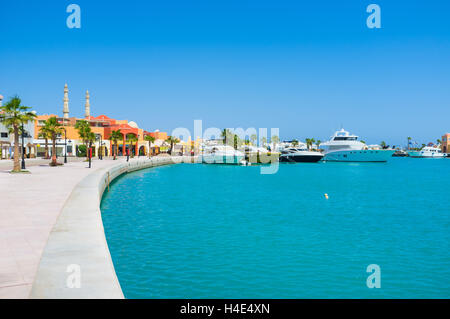 Die Luxus-Yachten und kleine Boote sind in Hurghada Marina, Ägypten festgemacht. Stockfoto
