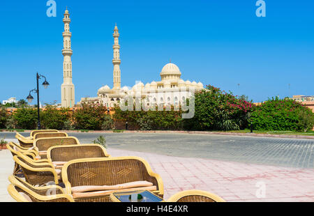 Das gemütliche Café im Freien in Hurghada Marina mit Blick auf den zentralen Moschee, Ägypten. Stockfoto