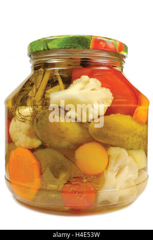 Eingelegten Gemüsekonserven hausgemachten Sortiment, isolierte Glas, große detaillierte Makro Nahaufnahme Studio gedreht, Tomaten, Gurken Stockfoto