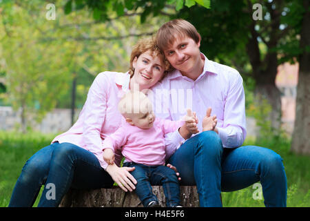 Glückliche junge Familie Zeit miteinander zu verbringen, außerhalb Stockfoto