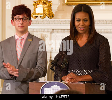 First Lady Michelle Obama zusammen mit Northeast Region Vertreter, Joey Reisberg (l), teilnehmen die 5. jährlichen Klasse der nationalen Dichter Studentenprogramm im Weißen Haus am 8. September 2016 in Washington D.C.. Stockfoto