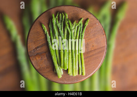 Gefrorene Stangen Spargel auf rustikalen Holz Hintergrund. horizontale Ansicht Stockfoto