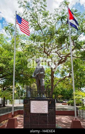 Florida, Miami, Little Havana, Kuba Memorial Boulevard, Bronze-Statue zu Ehren Nestor (Tony) Izquierdo, Veteran der Brigade 2506 Stockfoto