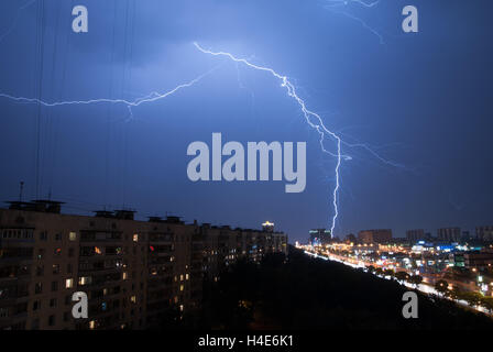 Helle Blitze am Himmel der Stadt Moskau bei Nacht Stockfoto
