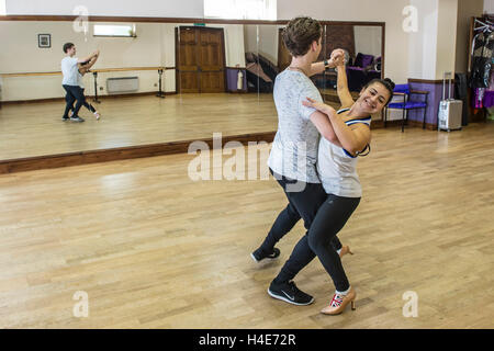 Proben streng Come Dancing paar Claudia Fragapane und Partner AJ Pritchard in einem Tanzstudio in Bristol. Stockfoto