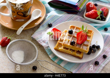 Traditionelle belgische Waffeln mit Sahne Schlagsahne Sahne und frische Beeren auf Vintage-Hintergrund, zum Frühstück serviert. Stockfoto