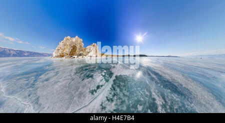 Im Weitwinkel Schamane Rock oder Kap Burchan auf Olchon im Winter, umgeben von blauen Eis des Baikalsees mit Rissen Stockfoto