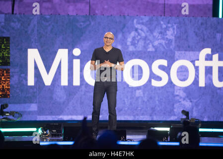 Satya Nadella, CEO von Microsoft, befasst sich mit die Masse am WE Tag Seattle in Key Arena Stockfoto