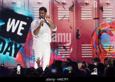 Russell Wilson, Quarterback für die Seattle Seahaws befasst sich mit die Masse am WE Tag Seattle in Key Arena Stockfoto