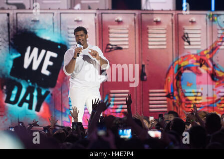 Russell Wilson, Quarterback für die Seattle Seahaws befasst sich mit die Masse am WE Tag Seattle in Key Arena Stockfoto