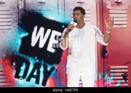 Russell Wilson, Quarterback für die Seattle Seahaws befasst sich mit die Masse am WE Tag Seattle in Key Arena Stockfoto