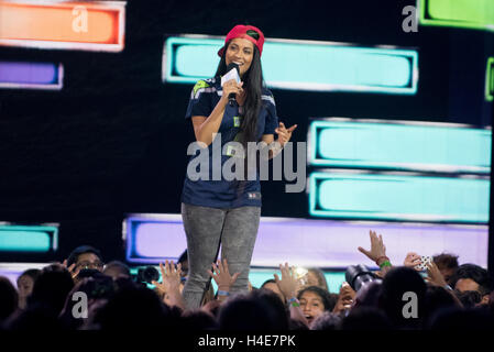 Lilly Singh, aka Powerfrau und ein Youtube-star, befasst sich mit die Masse am WE Tag Seattle in Key Arena Stockfoto