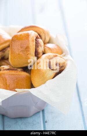 Mini Zimt Brötchen in Schüssel geben. Stockfoto