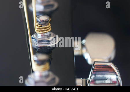 Silber-Tuner Post von einer Gitarre. Stockfoto