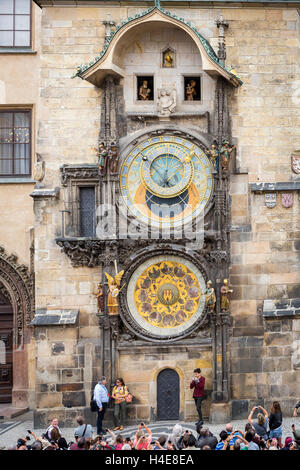 Menschenmassen beobachten, wie die Uhr führt die stündliche Ritual. Astronomische Uhr am Turm des alten Rathauses Staroměstská Radnice s orlojem Stockfoto