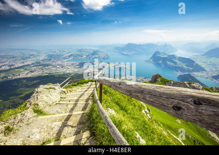 Schöne Aussicht auf Luzern See (Vierwaldstattersee), Berg Rigi und Buergerstock vom Pilatus, Schweizer Alpen, zentrale Schweiz Stockfoto