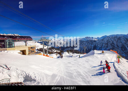 Blick auf Skipisten und ski-Sessellifte auf der Oberseite Skigebiet Fellhorn, Oberstdorf, Allgäu, Deutschland Stockfoto