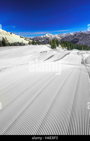 Skipisten mit dem Cord-Muster auf der Oberseite Fellhorn Skigebiet, Allgäu, Oberstdorf, Deutschland Stockfoto