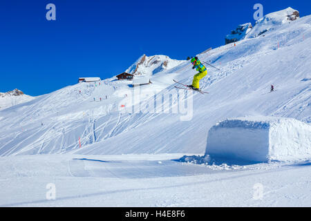 Fliegende Ski Skifahren im Hoch-Ybrig Mountain Resort, Schweiz Stockfoto