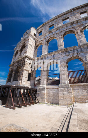 Antike römische Amphitheater und Kirche in Pula, Istrien, Kroatien Stockfoto