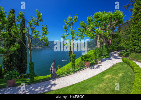 VILLA BALBIANELLO, Italien - 17. Mai 2015 - schöner Blick auf Comer See und Alpen von Villa Balbianello, Italien. Villa wurde für verwendet. Stockfoto