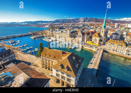 Ansicht der historischen Stadt Zürich mit berühmten Fraumünster Kirche, Fluss Limmat und Zürichsee von Grossmünster Kirche, Switz Stockfoto