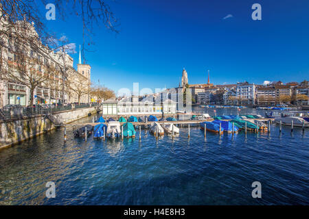 Zürich, Schweiz - 11. Februar 2016 - Ansicht des historischen Stadtzentrums von Zürich mit berühmten Fraumünster Kirche, Limmat-Fluss Zu Stockfoto