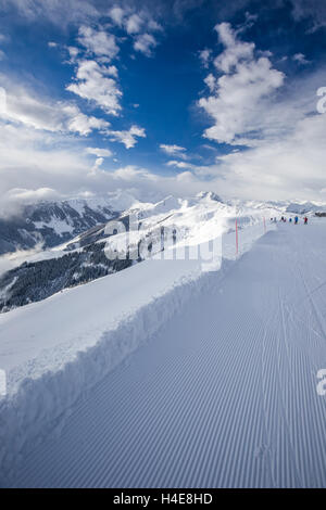 Skifahrer-Skifahren in Kitzbühel ski Resort und genießen Sie Tiroler Alpen, Österreich Stockfoto