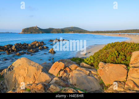 Felsen im Licht der schönen Sonnenaufgang am Strand von Porto Giunco in der Nähe von Villasimius, Insel Sardinien, Italien Stockfoto