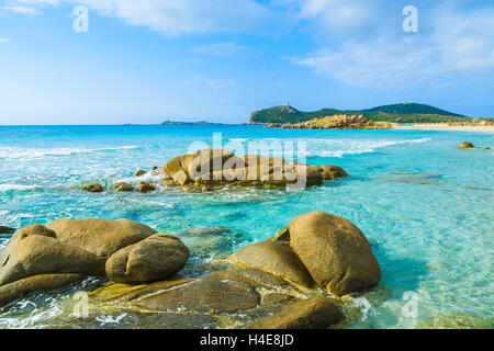 Steinen im kristallklaren Wasser von Villasimius Strand, Insel Sardinien, Italien Stockfoto