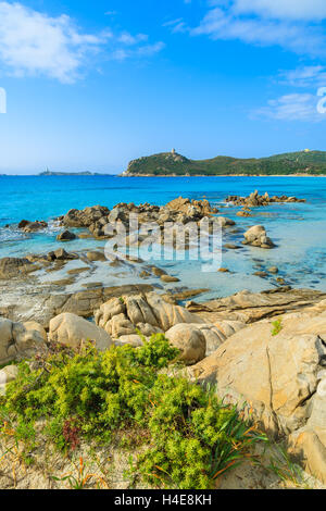 Felsen am schönen Strand und kristallklarem blauen Meer von Porto Giunco Bay, Insel Sardinien, Italien Stockfoto