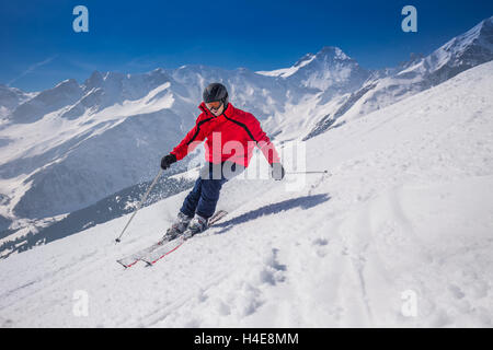Glücklich Jüngling Skifahren im Skigebiet Lenzerheide, Schweiz. Stockfoto
