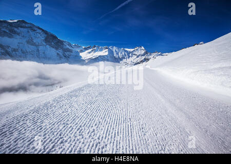 Blick auf Skipisten mit dem Cord Muster in Elm Ski Resort, Schweizer Alpen, Schweiz Stockfoto